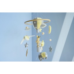 Κρεμαστό κούνιας μωρού - καμηλοπάρδαλη στο αερόστατο κίτρινο γκρι